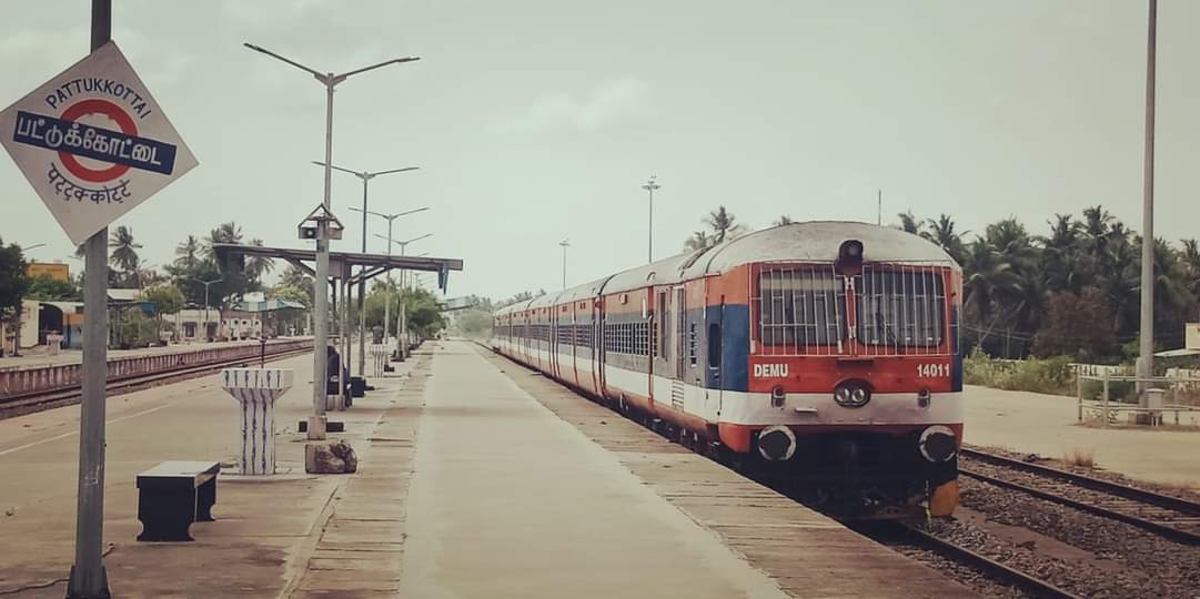 New DEMU Pattukkottai - Thiruvarur train on the third platform 😍
Location: Pattukkottai railway station 🚆
Pc: via fb