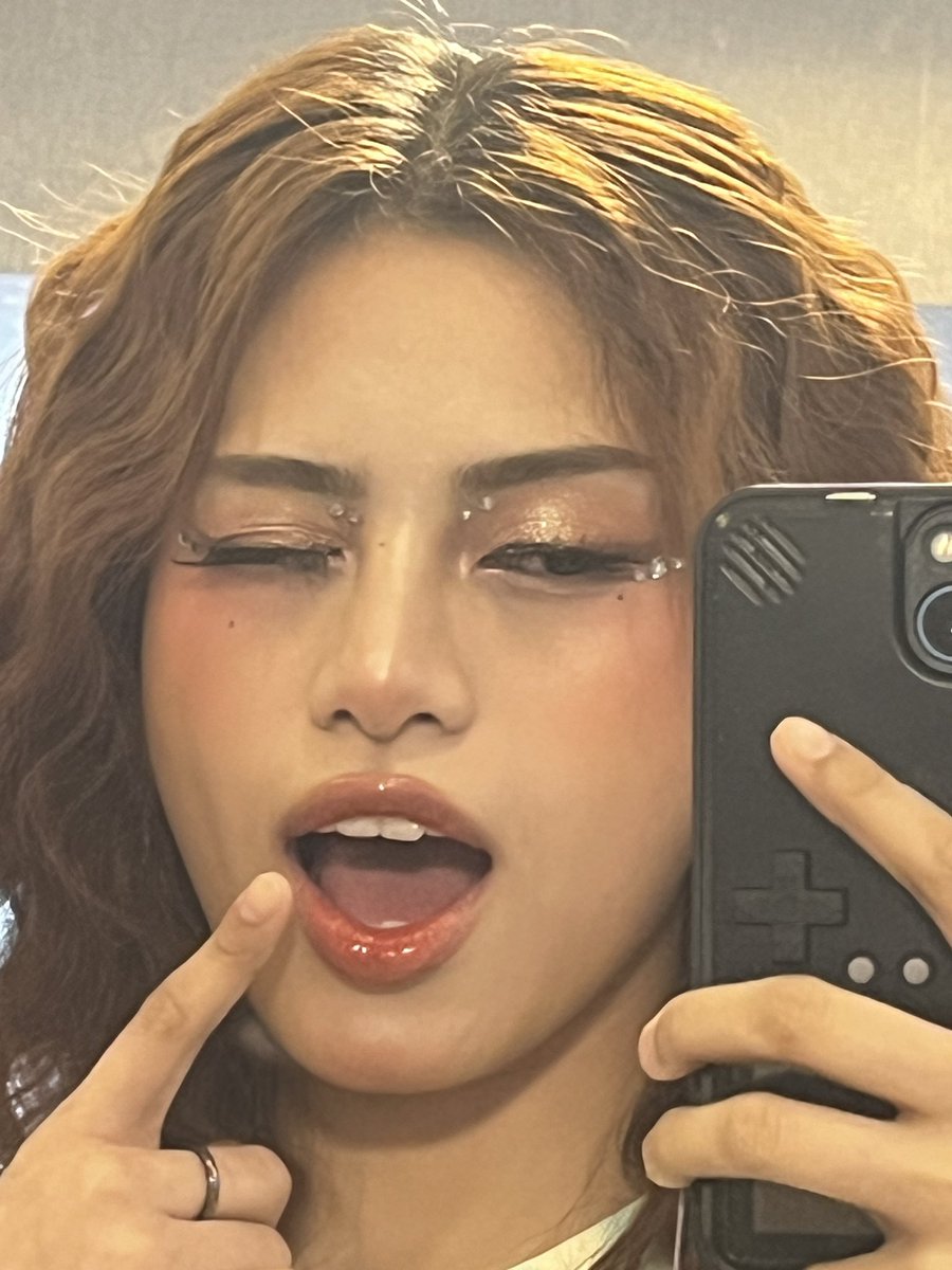 calista_annee's tweet photo. close up (di toothpaste ha) https://t.co/2rENAO70xr
