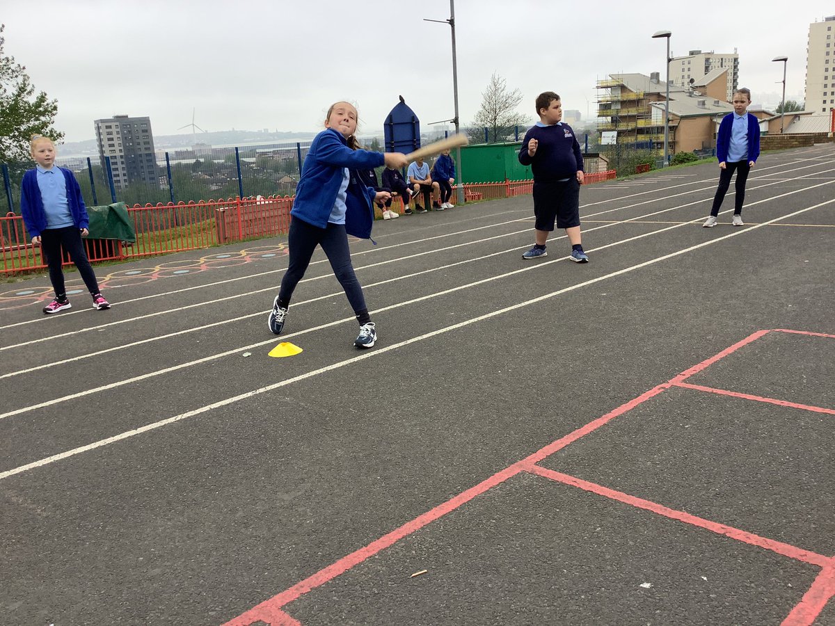 In rounders today we used two-handed pick ups and short barriers to block the ball when it’s hit low to the ground. We also had a go at hitting the ball using a rounders bat. Great resilience as it was a lot harder than it looked #olippe @GetSet4Ed @DeputyOLI @csergeant3