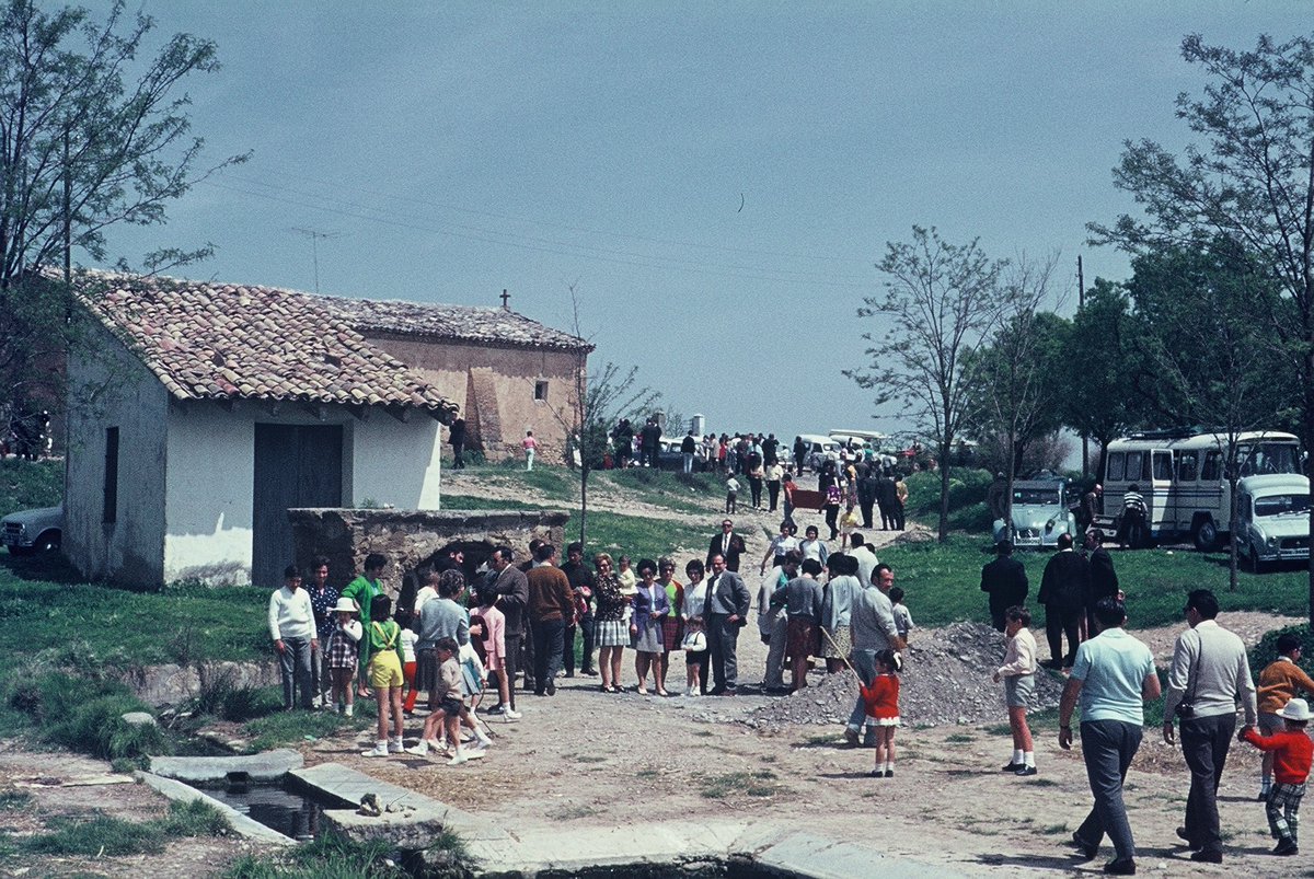 villadeberbegal's tweet photo. 📸 Esta es la fotografía de archivo que hemos utilizado como portada del programa de las fiestas de #SanGregorio 2024 y que corresponde a la celebración de nuestro patrón hace ya algunos años... ¿A quién reconocéis? ¿Sabéis en qué año está hecha?

#Berbegal #Somontano #Huesca https://t.co/6v7sfKlr76