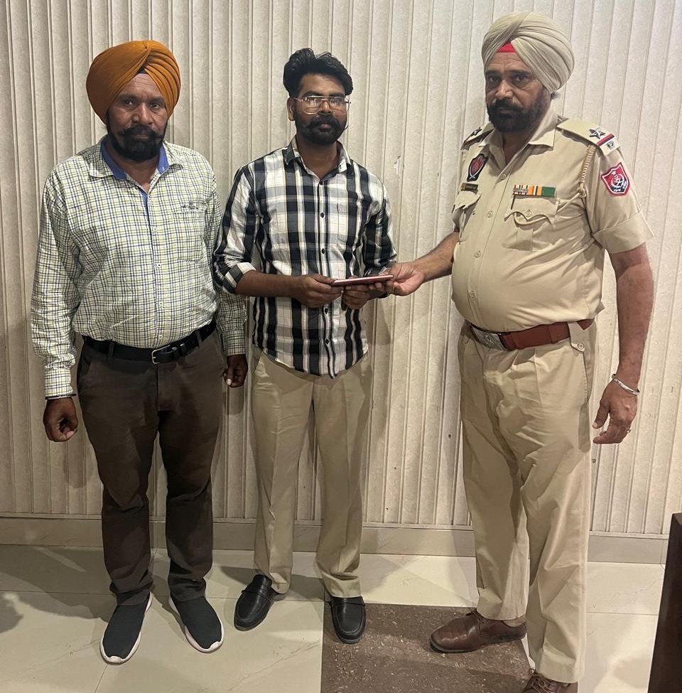 Ferozepur Police recovered 01 lost mobile phone with the help of CEIR portal and handed it over to the rightful owner. Owner of mobile phone thanked Ferozepur Police for this.

#LetsBringTheChange