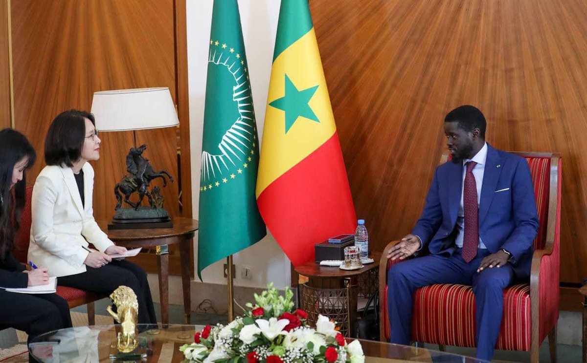 SEM le président Diomaye a reçu, dans la soirée du jeudi 02 mai, l’envoyée spéciale du président sud-coréen. La vice-ministre des Affaires étrangères a apporté l'invitation du Président Bassirou Diomaye Faye au sommet Corée-Afrique.