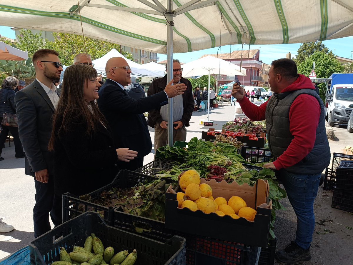 giuseppeantoci6's tweet photo. Al mercato di #Leonforte, #Enna.
Tanto lo sconforto di tanti imprenditori agricoli per il difficile momento dell’intero comparto. Rappresentare la #Sicilia in #Europa vuol dire portare avanti azioni concrete per sostenere la nostra agricoltura e lo sviluppo della nostra terra! https://t.co/OAAXwBD5Gi