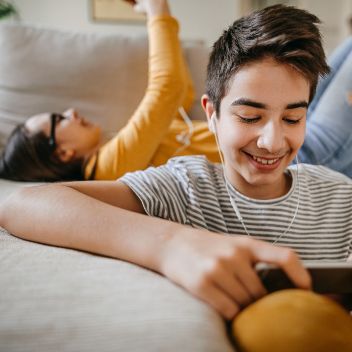 🌐👦👧 Ensuring Teens' Wellbeing in the Online Sphere 🧐Discover strategies to safeguard adolescents' emotional health online. Gain valuable insights and practical guidance on navigating online spaces responsibly. Learn more👉bit.ly/3UryJZQ #OnlineWellbeing