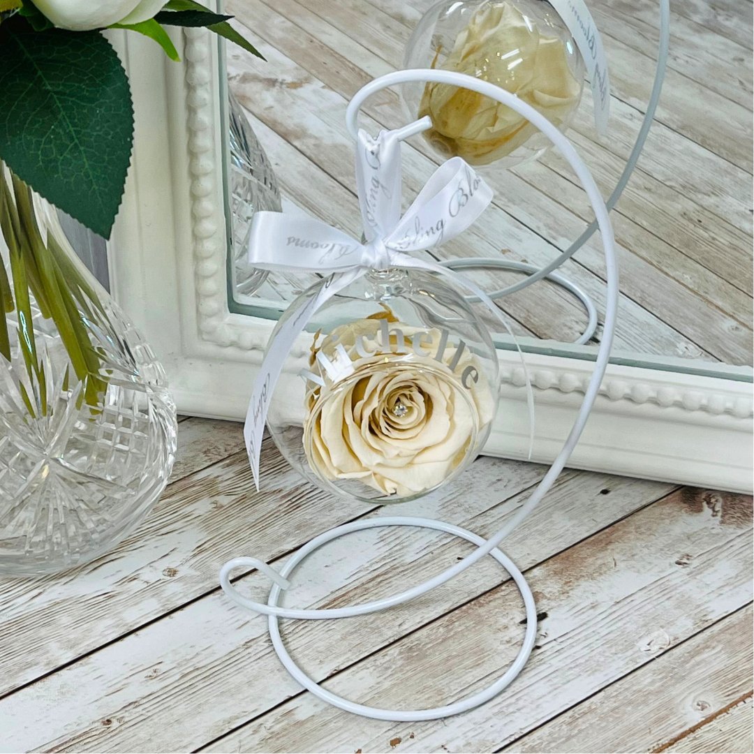 Personalise your bauble for free and create a perfect wedding favour or will you be my bridesmaid gift! 

#infinityroses #preservedroses #roses #foreverroses #giftideas #perfectgift #luxurygifts #oneyearroses #eternalroses #rosesthatlast #willyoubemybridesmaid #weddingfavour