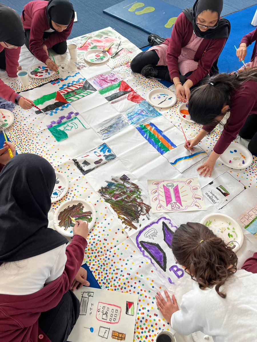At our #MuslimGirlsFence session we explored the historical significance of flags, from nations to movements. We looked at the impact of colonialism and the girls crafted their own flags reflecting their personal stories and cultural meanings 🇧🇩🇮🇳🇵🇰🇵🇸🇿🇦