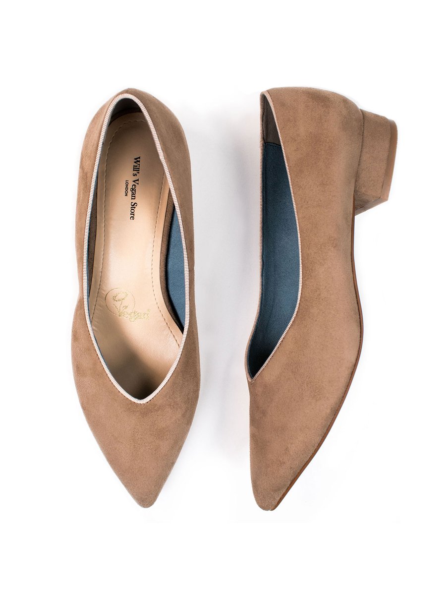 “she does not dream of labor but if labor she must, she will bring forth her soul 🤍”

📸 @lathriftingvegana
🔎 Point Toe Flats bit.ly/3kKlcK2
 
#veganshoes