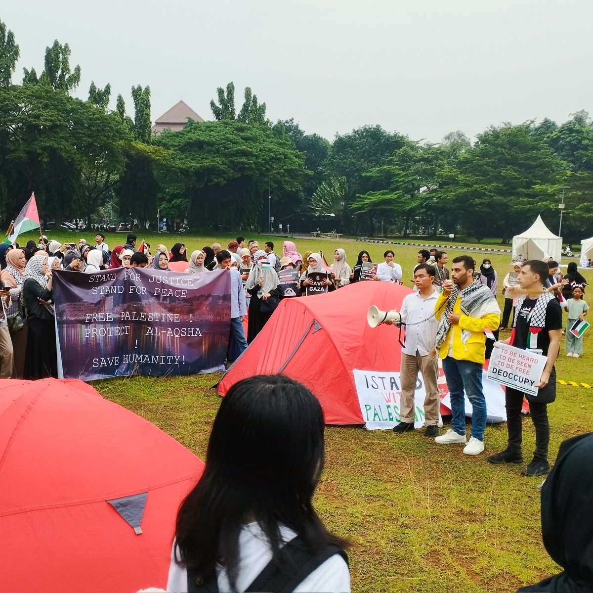 Today, hundreds of @univ_indonesia students gather in solidarity with Palestine and the global student movement, where Palestinian youth voices are also involved. It's one of MANY demonstrations by Indonesians fighting against illegal occupation and injustice toward Palestinians