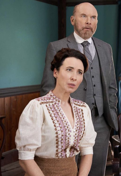 Happy #FeistyFlorenceFriday to all of you #Hearties out there! 🤎

@loretta_walsh @hallmarkchannel @SCHeartHome @feelgoodwatch #FloMo #WhenCallsTheHeart #TeamFloMo #TheYosts #WCTH