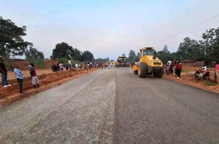 Nous saluons la reprise des travaux de construction de la route Tshikapa - Kananga longtemps mis dans les oubliettes. Cette route d'intérêt national va contribuer énormément au désenclavement du Grand Kasaï. @fatshi13 @arabcont_fc @TopCongo @Tele50C @elysee_odia
