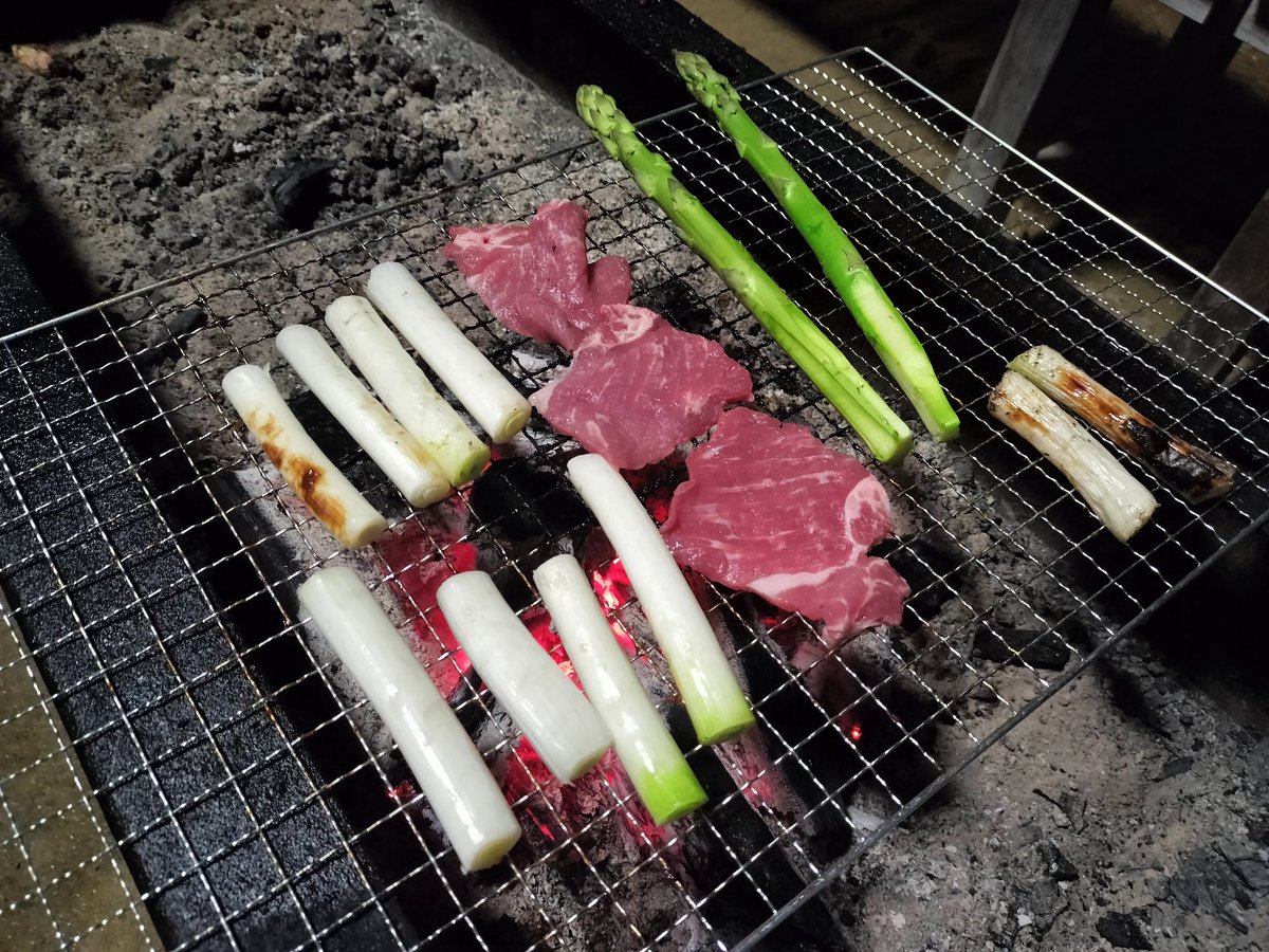 今日はキャンプ場のオーナーさんにお肉ご馳走になったきたわよ🍖

うめぇ。。。
高い肉うめぇ。。。

#キャンプ飯