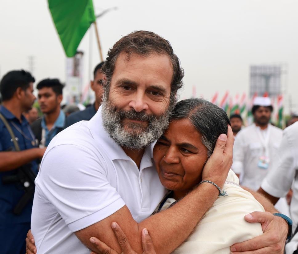 #RohitVemula’s mother with #RahulGandhi , who joined in the #BharatJodoYatra in #Telangana and Rahul G has now returned the favour by closing her son's case in their Congress ruled state - #Telangana.

Mohabbat Ki Dukaan ❌️ 
Dhoke Ki Dukaan ✅️

#JusticeForRohitVemula