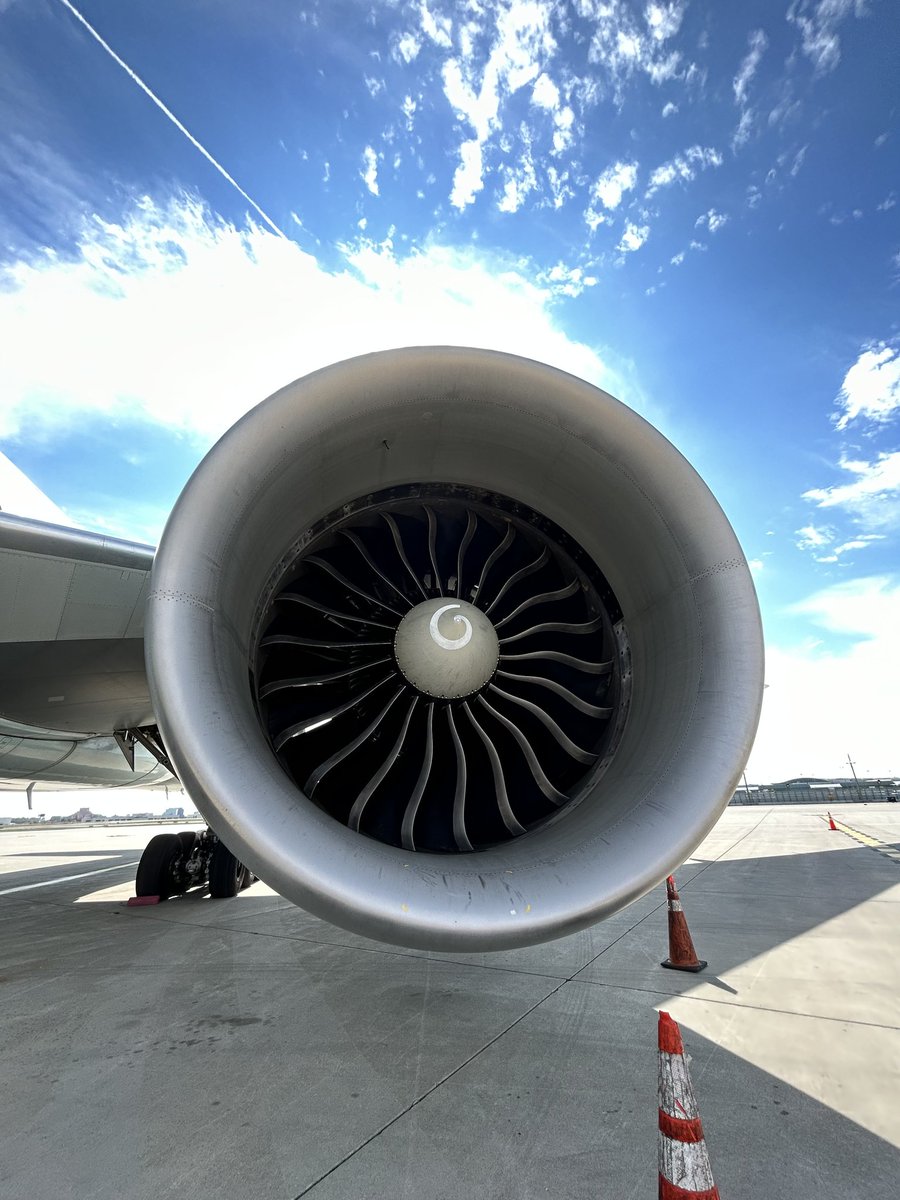 Close up to this beautiful GE90 🔥 

what's your favourite airplane engine?