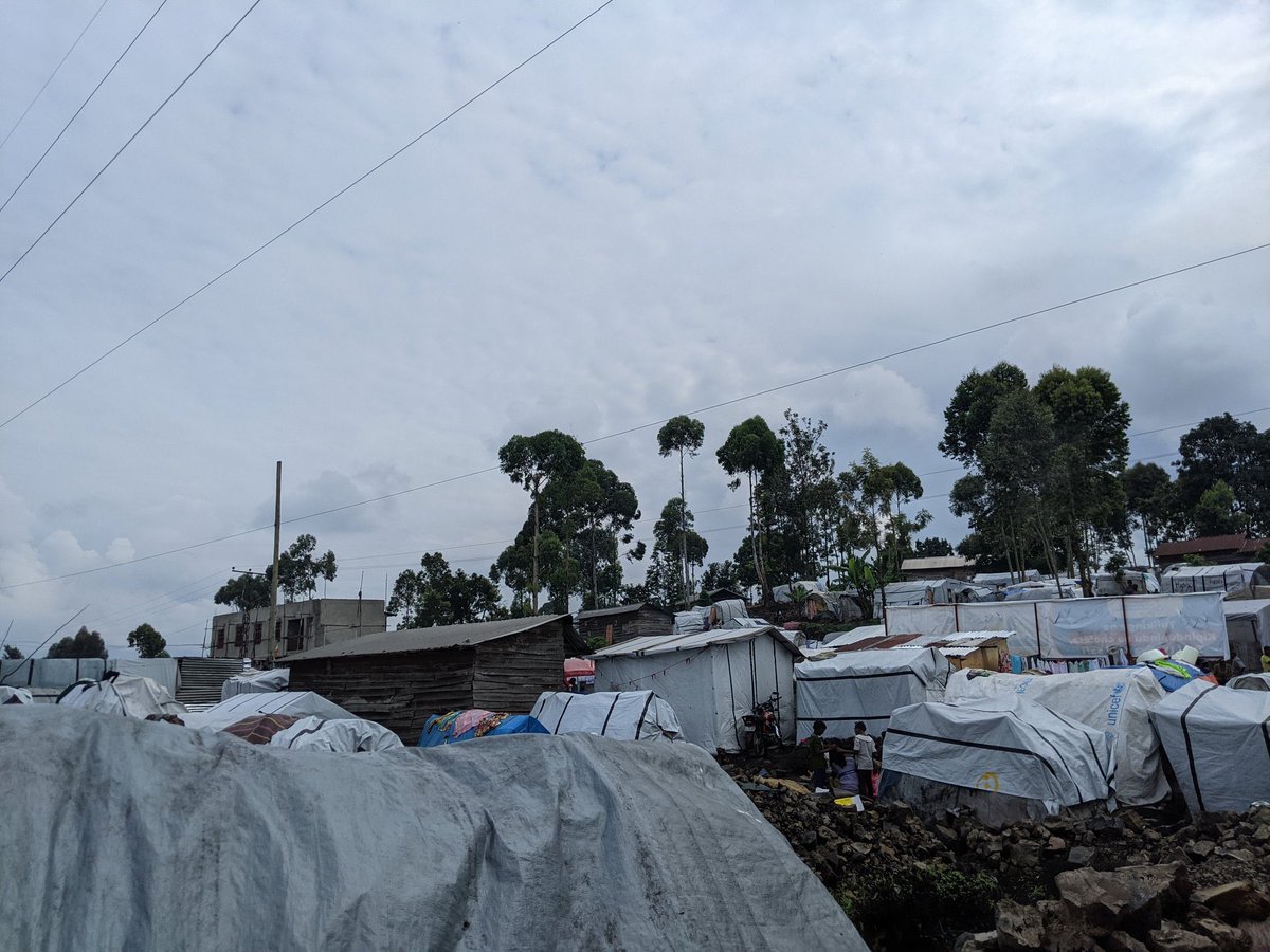 Au Nord-Kivu, des bombes présumées larguées par les rebelles du M23 ont tué plusieurs civils ce vendredi matin dans un camp de personnes déplacées dans l’ouest de la ville de Goma. C’est précisément dans le site de Lushagala au quartier Mugunga. S.O.S @fatshi13_ @luchaRDC