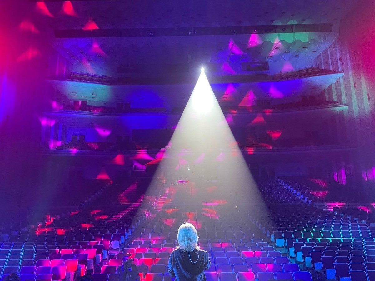 kiryuintw's tweet photo. ゴールデンボンバー全国ツアー「金爆はどう生きるか」名古屋公演1日目でした！皆さんありがとうございました(^-^)
ステージから見た客席の皆さん、とても楽しそうでした🌞
スゲェ空間でありました…✨ありがとう🙏明日も頑張ります🙏
しっかり食べて寝て起きます(^-^)
#金爆はどう生きるか https://t.co/tI4BnOOhIn