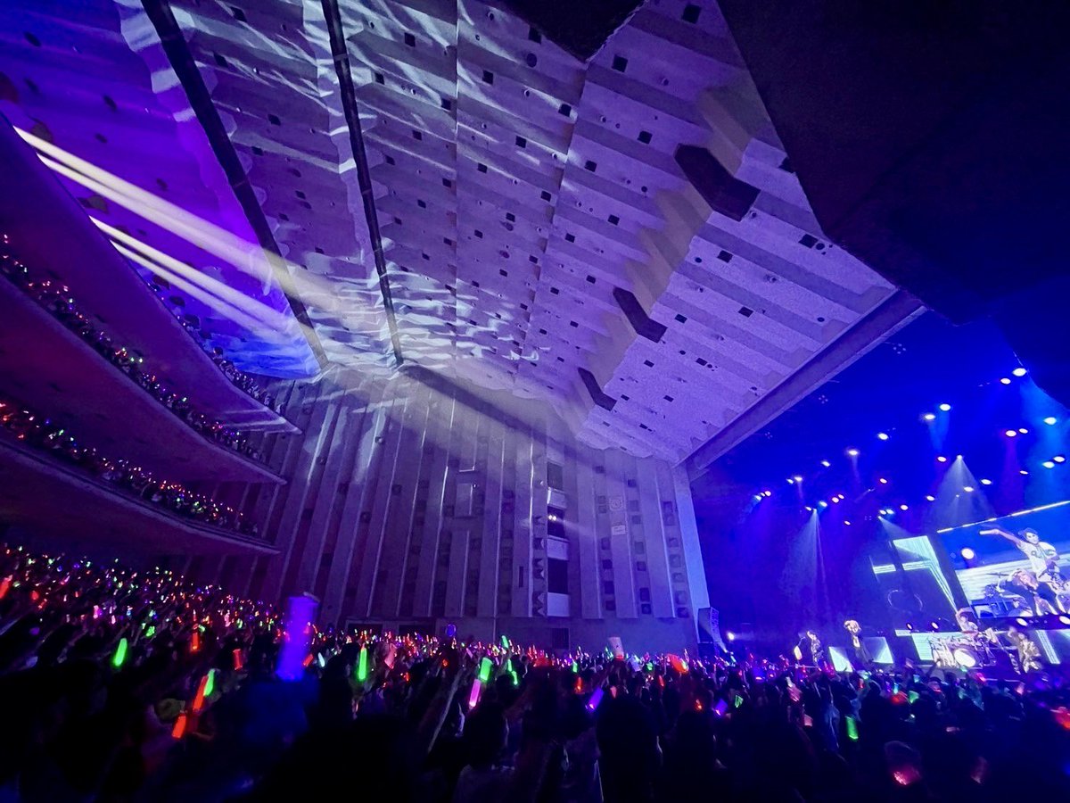 kiryuintw's tweet photo. ゴールデンボンバー全国ツアー「金爆はどう生きるか」名古屋公演1日目でした！皆さんありがとうございました(^-^)
ステージから見た客席の皆さん、とても楽しそうでした🌞
スゲェ空間でありました…✨ありがとう🙏明日も頑張ります🙏
しっかり食べて寝て起きます(^-^)
#金爆はどう生きるか https://t.co/tI4BnOOhIn