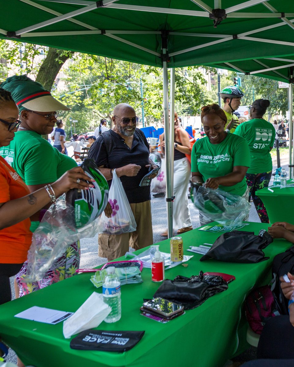 Do you need a new bike helmet? We’ve got Free Helmet Fitting & Distribution Events in Manhattan, Queens, Brooklyn, and the Bronx this month beginning tomorrow 5/4. Find an event near you: nyc.gov/bikeevents