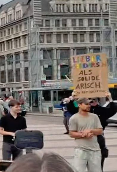 Kaum jemand hört Stürzenbegrer in #Leipzig zu. Umso mehr regt er sich über Protest auf ! #omasgegenrechts #le0305