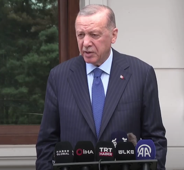 Cumhurbaşkanı Erdoğan'dan Özgür Özel ile görüşmesine ilişkin açıklama. İlk fırsatta Özel'i ziyaret edeceğini belirten Erdoğan, 'Türkiye'de siyasetin yumuşama sürecini başlatalım istiyorum. Bu adımı da atacağız. Türkiye'nin, Türk siyasetinin buna ihtiyacı var. dedi.