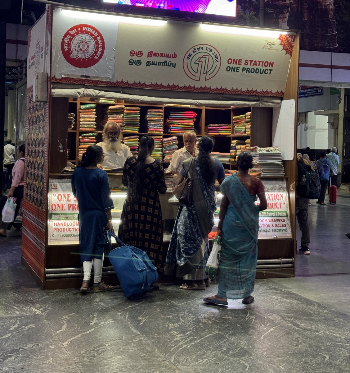 Weaving a brighter future! The One Station One Product Stall at Dr MGR #Chennai Central offers exquisite #Kanchipuram silk sarees, directly supporting local weavers and their communities. #EmpoweringWeavers