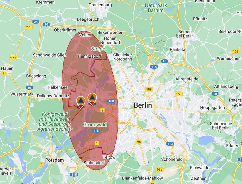Berliner_Fw's tweet photo. Update #Großbrand #Lichterfelde #Rauch zieht Richtung Norden und es wurde eine #Warnung herausgegeben.

⚠️Verhaltenshinweise bei #Brandgeruch im Gebiet der Warnkarte⚠️:

-Fenster und Türen geschlossen halten
-Klimaanlagen ausschalten
-meiden sie verrauchte Bereiche https://t.co/KMdV9fuDL9