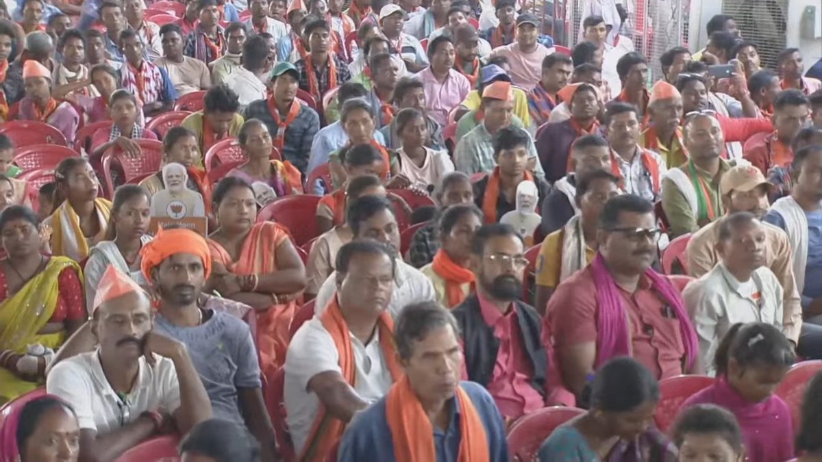 सिंहभूम और झारंखंड की धरती... आदिवासी क्रांतिकारियों की धरती है, लेकिन कांग्रेस ने आदिवासियों के बलिदान को कभी सम्मान नहीं दिया। कांग्रेस आजादी का पूरा श्रेय केवल एक परिवार को देना चाहती है, लेकिन ये भाजपा है, जिसने भगवान बिरसा मुंडा के जन्मदिन को एक और पहचान दी- इस दिन को हमने…