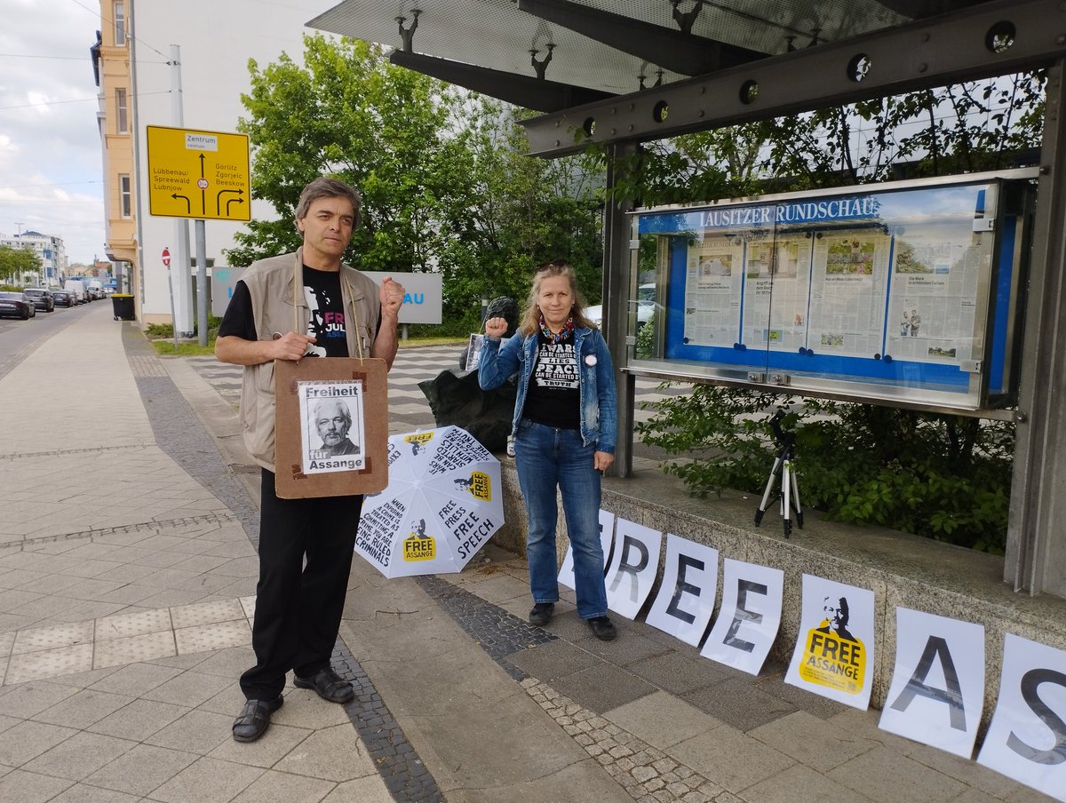 Free Assange Cottbus, Mahnwache am Internationalen Tag der #Pressefreiheit 
vor dem Medienhaus Lausitzer Rundschau 

#FreeAssange 
#FreeAssangeNOW 
#Presseball2024 
#Presseball