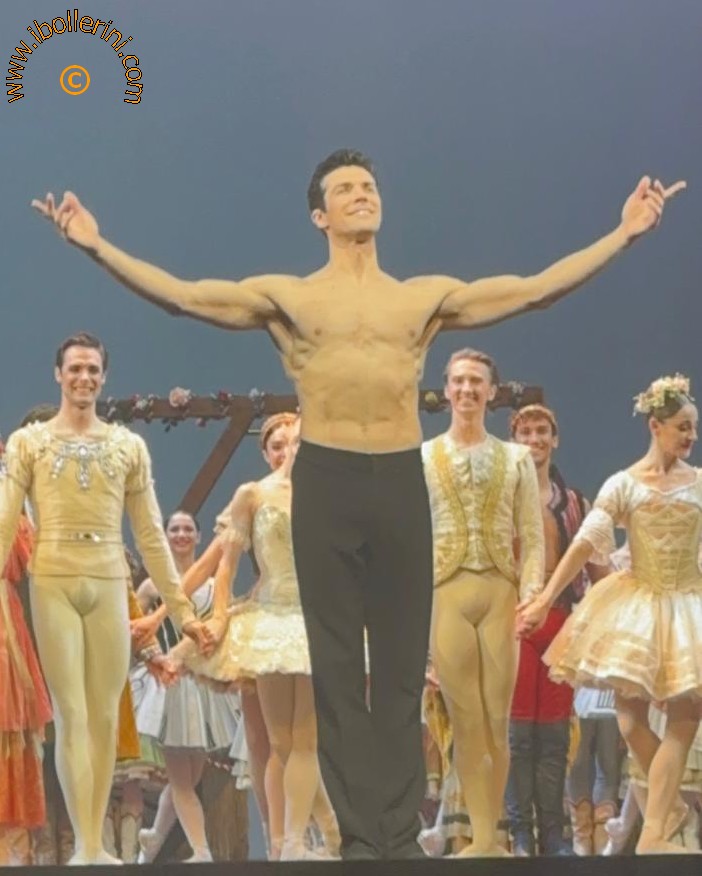 Due settimane fa al gala Fracci <a href="/teatroallascala/">Teatro alla Scala</a> dove per la 1.a volta <a href="/robertobolle/">Roberto Bolle</a> interpreta In your black eyes di @patrickdebana_dance con intensità commovente come raccontiamo su ns sito ibollerini.altervista.org/galaapr24.html