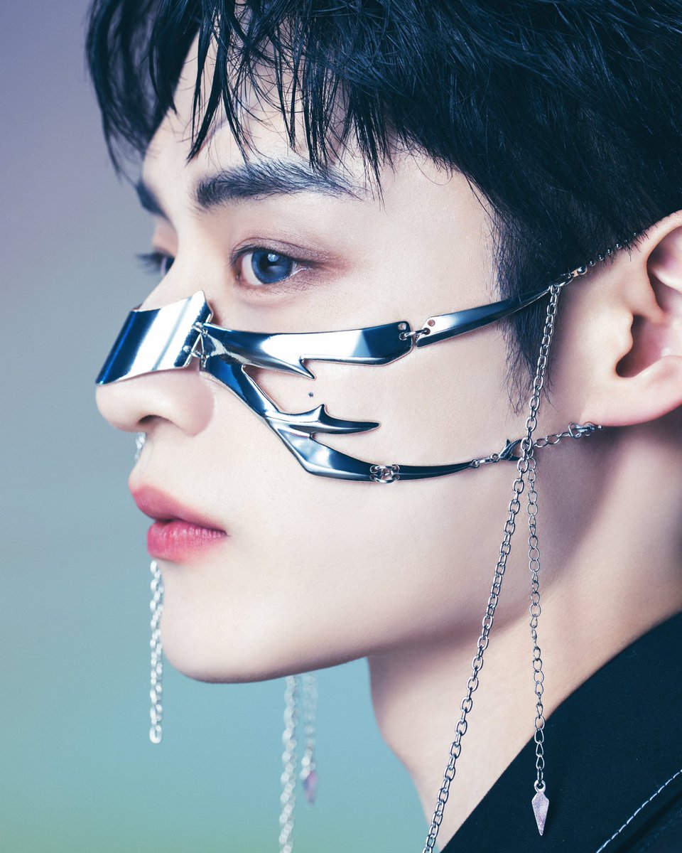 jiwoongx's tweet image. Captivates with the exquisite blend of metal's sharpness and the soft contours of humanity, creating a mesmerizing visual narrative of contrast and harmony with SOLAR version.