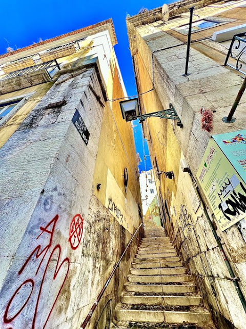 Beco do Rosendo in the central Lisbon Santa Maria Maior neighborhood. Lisbon must have thousands of alleys and narrow staircases. At first, at night, they feel a bit foreboding. Soon, you realize they are a way of life. …antravelandaccessibility.blogspot.com/2024/05/lisbon… #Lisbon #StreetPhotography #Portugal