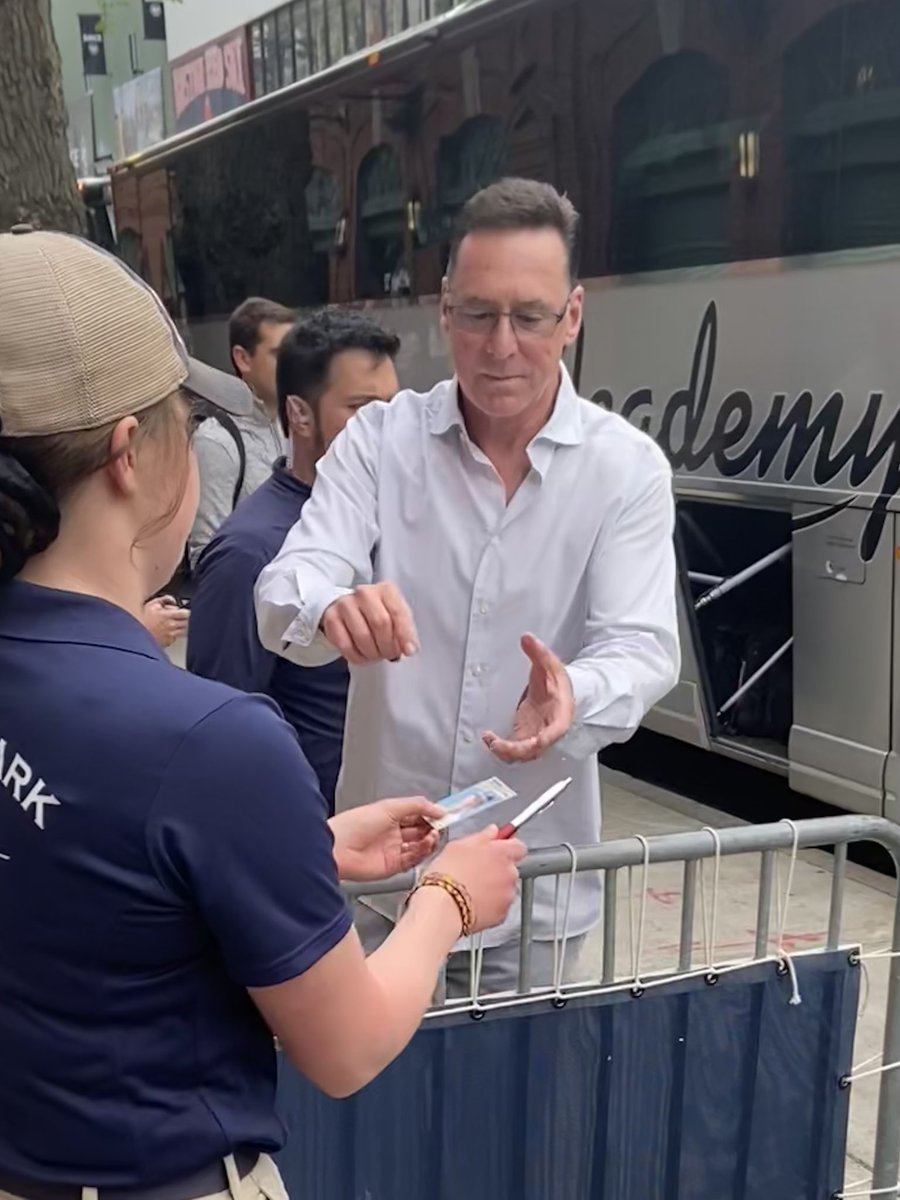 David (@dwhit30) on Twitter photo Thanks to Bob Melvin for coming back off the bus to sign his 1989 Giants card my son pulled from a pack while in Boston! I think my son was more excited about this autograph than the players. <a href="/extrabaggs/">Andrew Baggarly</a> <a href="/susanslusser/">Susan Slusser</a> Thanks to Bob Melvin for coming back off the bus to sign his 1989 Giants card my son pulled from a pack while in Boston! I think my son was more excited about this autograph than the players. <a href="/extrabaggs/">Andrew Baggarly</a> <a href="/susanslusser/">Susan Slusser</a>
