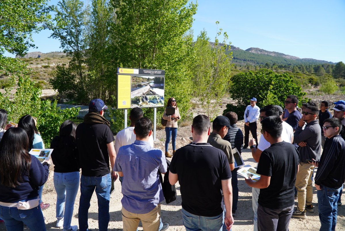 CHJucar's tweet photo. 🌊 Esta mañana hemos recibido en la Presa de Bellús a un grupo de estudiantes de @CaminosUPV para explicarles el funcionamiento de esta importante infraestructura.

🌿 También han visitado las actuaciones de #RestauraciónFluvialCHJ que estamos desarrollando en el Río Albaida. https://t.co/yOo5rCUJs5