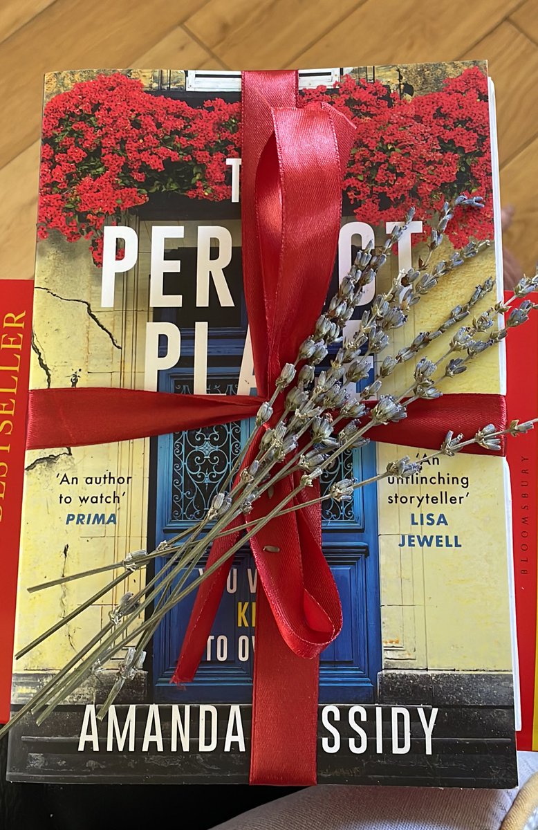 How beautiful is this? And it smells divine! Thank you so much @ThanhmaiUK @canelo_co for #ThePerfectPlace by @AmandaCasssidy I can’t wait to read this! xx