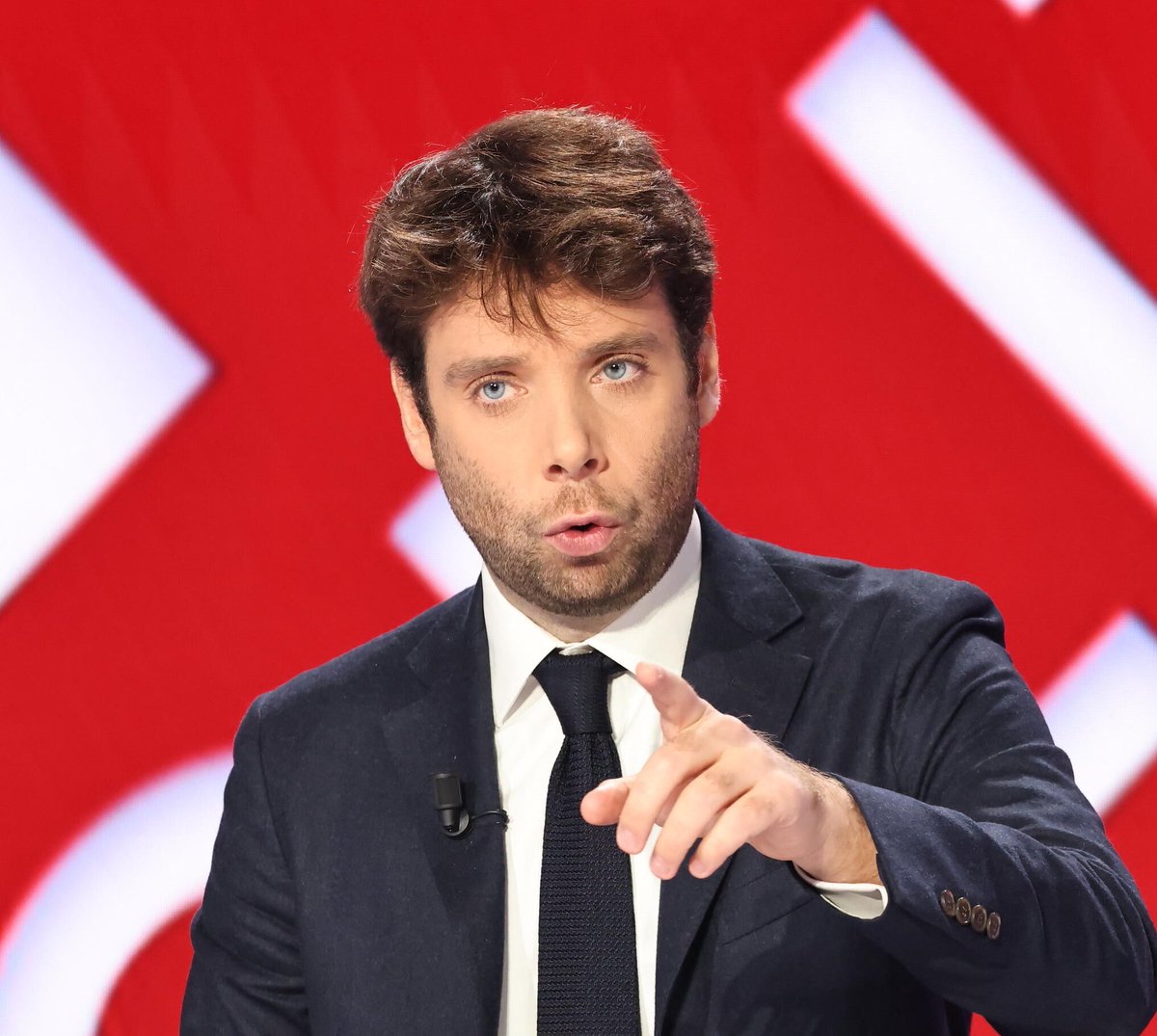 Voici le plus grand perdant de ce débat d’hier 👇 
Je me demande quand #BenjaminDuhamel va prendre sa carte au #RN ? Débat très mal mené et…malmené, coupant la parole à @ValerieHayer ou ne la laissant pas répondre. Il représente pour moi la honte du journalisme ! 
#DebatBFMTV