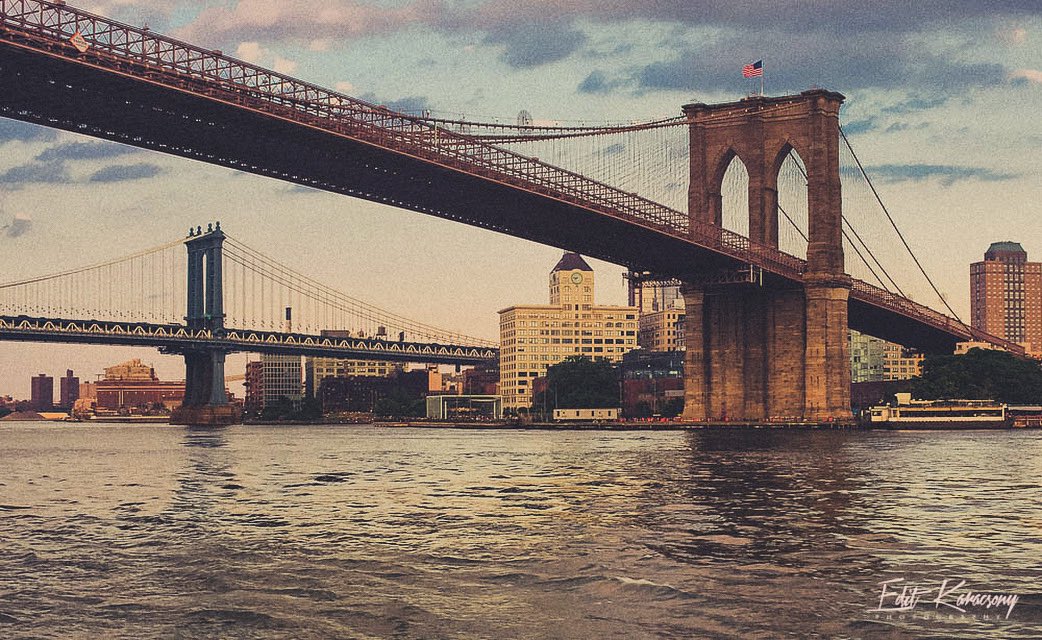 East River stories. 
Happy Friday, everyone! 

#nyc #BrooklynBridge #ManhattanBridge