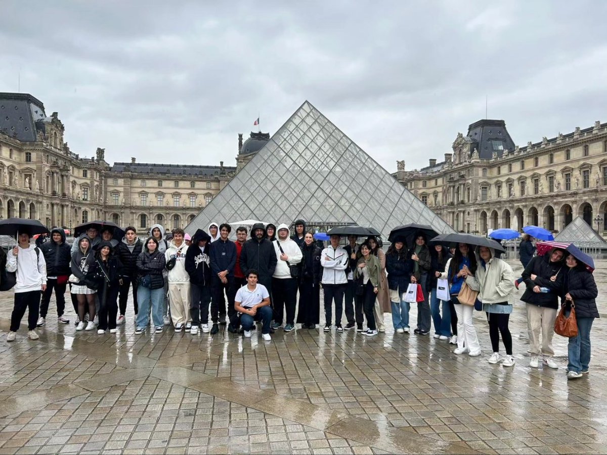 Anadolu Lisesi öğrencilerimiz; “Avrupa Gezisi”nin 5.gününde; Fransa'nın başkenti Paris'de eski bir tren garı olan Orsay Müzesi'ni ziyaret etti. Ardından Dünya sanat tarihinin en güzel eserlerini bir arada barındıran, eski kraliyet sarayı Louvre Müzesi‘ni gezen kafilemiz günü…