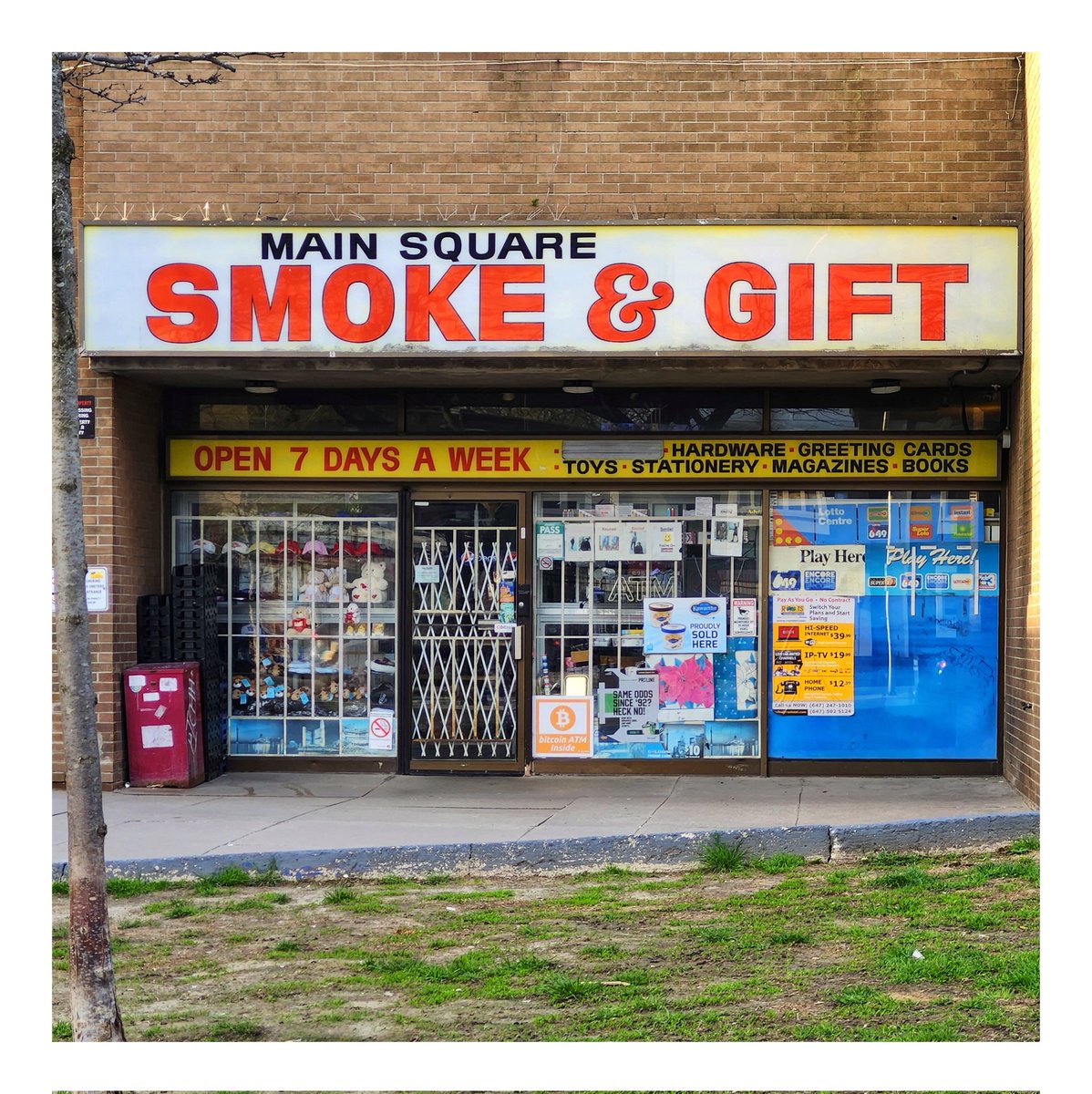 Main Square Smoke & Gift. #Toronto #Danforth #MainSquare #MainStreet #VarietyStore #ConvenienceStore #Depanneur #Photography