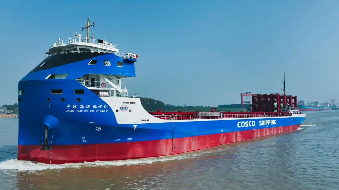 🚢Dünyanın en büyük tamamen elektrikli konteyner gemisi kullanılmaya başladı! Çinli COSCO Shipping, 50.000 kWh kapasiteye sahip bataryasıyla 10 bin tonluk dev konteyner gemisini denize indirdi. Ek bataryalar ile neredeyse 400 kilometre menzile ulaşan gemi, her 100 deniz milinde…