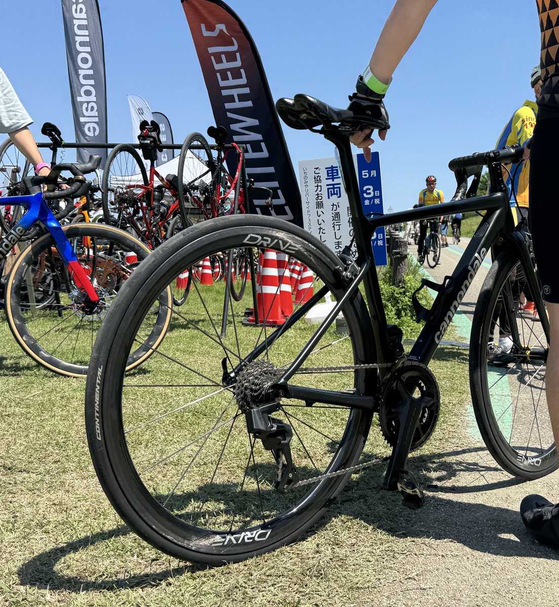 cspopeye's tweet photo. いちのみやリバーサイドフェスティバルでの一コマ🙋‍♂️
ELITEWHEELSのDRIVEホイールの試乗はCAAD13特別試乗車、GHISALLO GX110でお試しいただけます✨
CAAD13はワイヤレス電動コンポーネントWHEELTOPで組まれた特別車。とても好評でした👍リア変速のスムーズさはシマノ製品と遜色ない感覚を得られます。
明日も乗れますのでぜひお試しくださいませ😊

#elitewheels #wheeltop #いちのみやリバーサイドフェスティバル