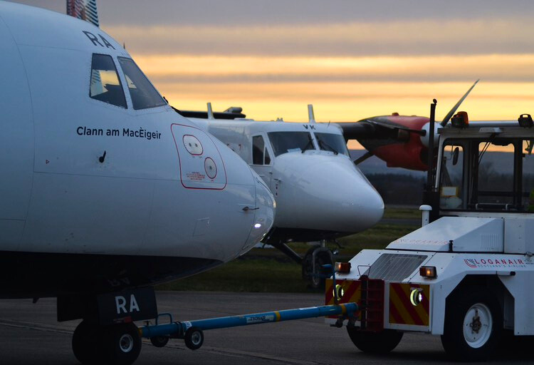 Tartan Team Huddle before a busy Bank Holiday weekend in the skies. 🤝✈️ Will we be seeing you this weekend? 📸: @edinburgh_spotter_tcm 📍: Loganair Glasgow Hangar