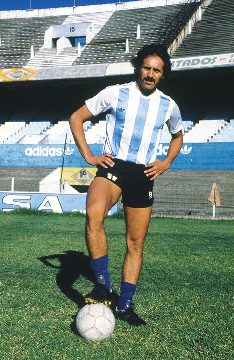 Leopoldo Jacinto Luque cumpliría hoy 75 años (falleció el 15/02/2021). Delantero, Campeón del mundo 1978 con la #SelecciónArgentina, que llegó a #RACING proveniente de Deportivo Tampico de Mexico. En La Academia jugó 11 partidos y marcó 2 goles en 1982.