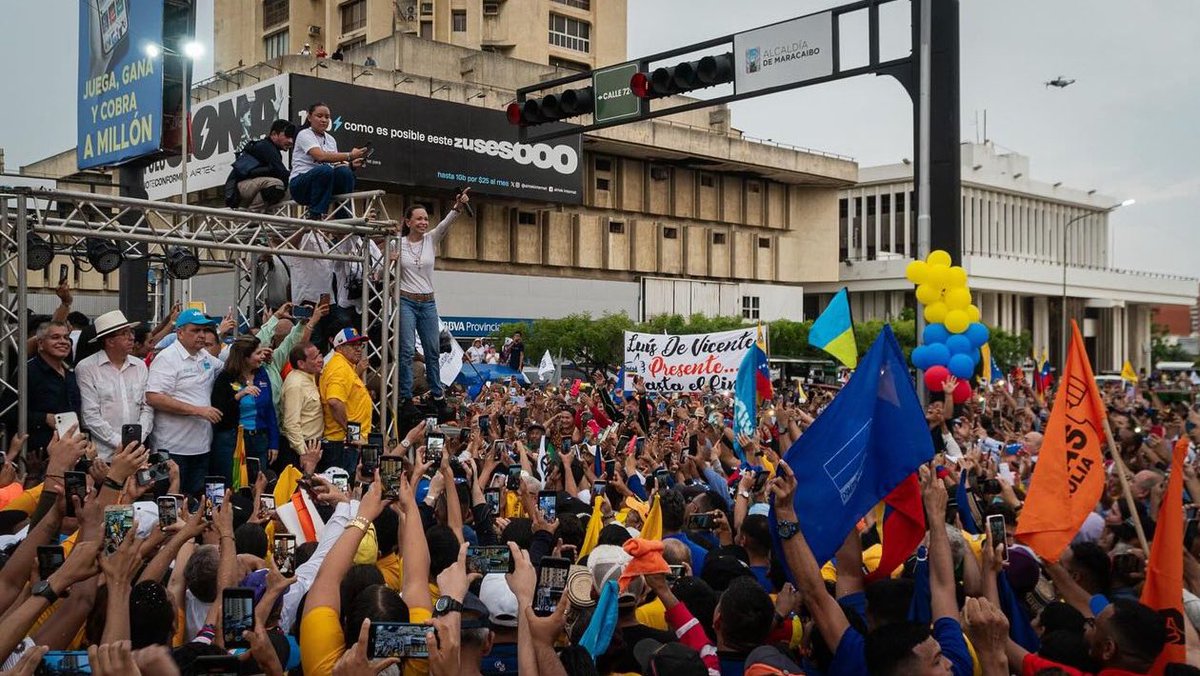 Vean el cartel negro arriba de MARÍA CORINA 🤣😍🙏🏻

Buenos días Venezuela #EdmundoParaTodoElMundo