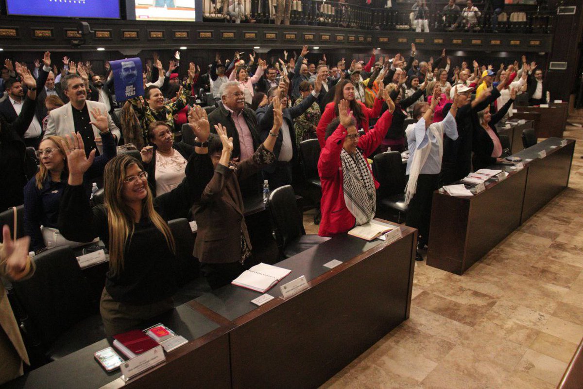 Recibimos en la @Asamblea_Ven a la vicepresidenta @delcyrodriguezv para presentar el Proyecto de Ley de Protección de las Pensiones de Seguridad Social frente al Bloqueo. Una normativa que tiene en su génesis la esencia de nuestro Libertador y del Comandante Chávez , para para