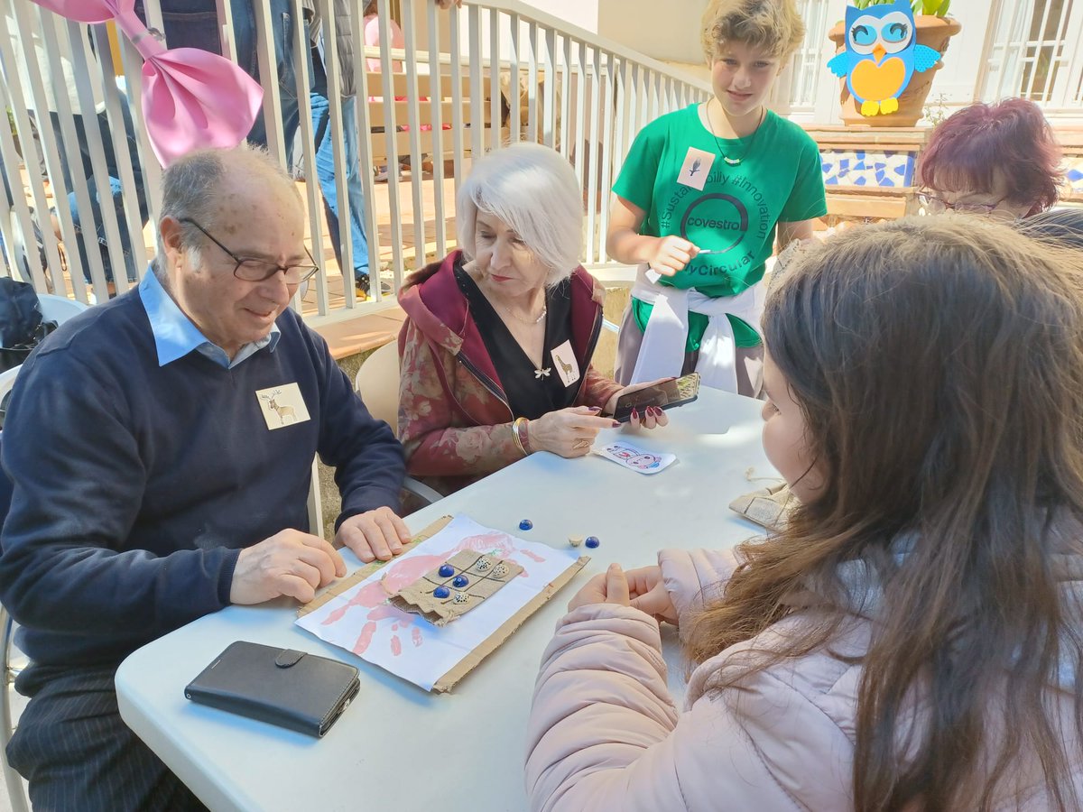 💌Projecte intergeneracional 'paraules que uneixen' de #salutComunitària a @BCN_SantAndreu

Persones grans en risc de solitud detectades per #CAPCasernes i #CAPSantAndreu s'han intercanviat cartes amb alumnes de @Esc_I_Iglesias 

Avui s'han conegut en una jornada de convivència