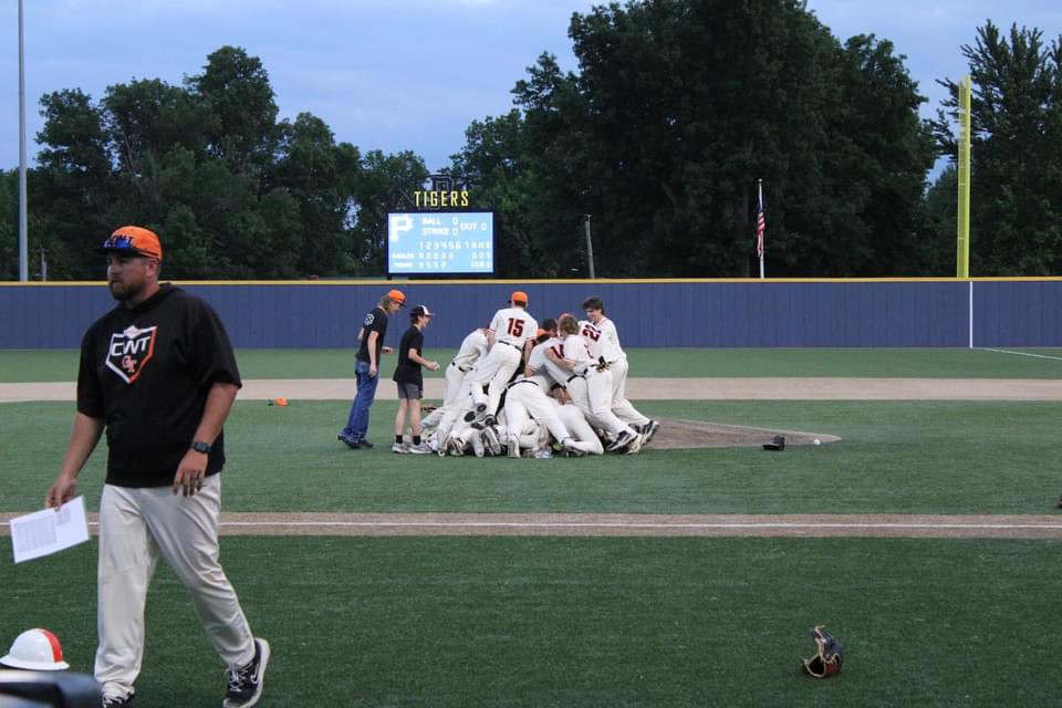 🏆Regional Champions🏆
Perfect Game thrown 
54 pitches 
9ks
15 batters face 
No walks, No hits 
@coachallman09 @CowetaTBaseball @Tulsa_Prospects @CoachStook @PrepBaseballOK @jucoroute #RRB