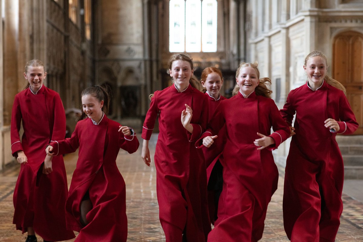 Sunday 5th May at 3.30pm Evensong celebrating 25 years of Girl Choristers at Winchester Cathedral 🎉 Sung by current & former choristers, 2 new works have been commissioned to mark this special occasion, & will be premiered at the service 🎶 All welcome: bit.ly/3JbTTUi