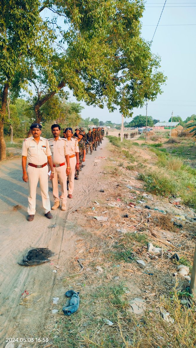 आज दिनांक-03.05.2024 को लोक सभा आम चुनाव 2024 के मद्देनजर मधुबनी पुलिस एवं सी0ए0पी0एफ0 द्वारा संयुक्त रूप से फुलपरास थाना क्षेत्र में फ्लैग मार्च किया गया।
#HainTaiyaarHum
#BiharPolice
#Bihar
@bihar_police 
@BiharHomeDept