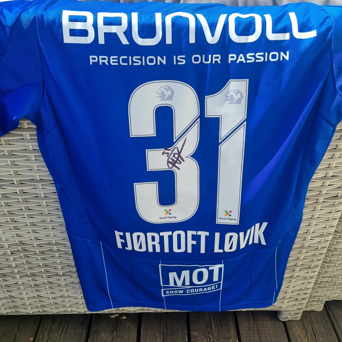 Støtt kampen mot barnekreft, vipps 705404. <a href="/MatchWornShirt/">MatchWornShirt</a> leverer på døra på #fotballtrøyefredag 👌 <a href="/Mathiaslovik/">Mathias Løvik</a> ⚽