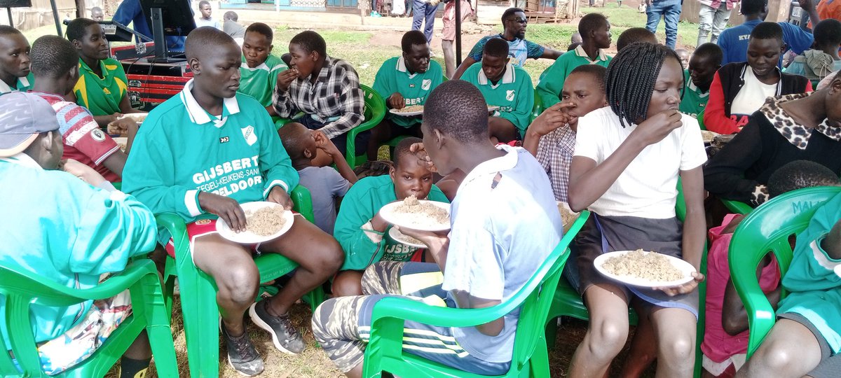 A lunch break 
#KeepTheDreamAlive
KAKIRA RUGBY CLUB 
@UgandaRugby
