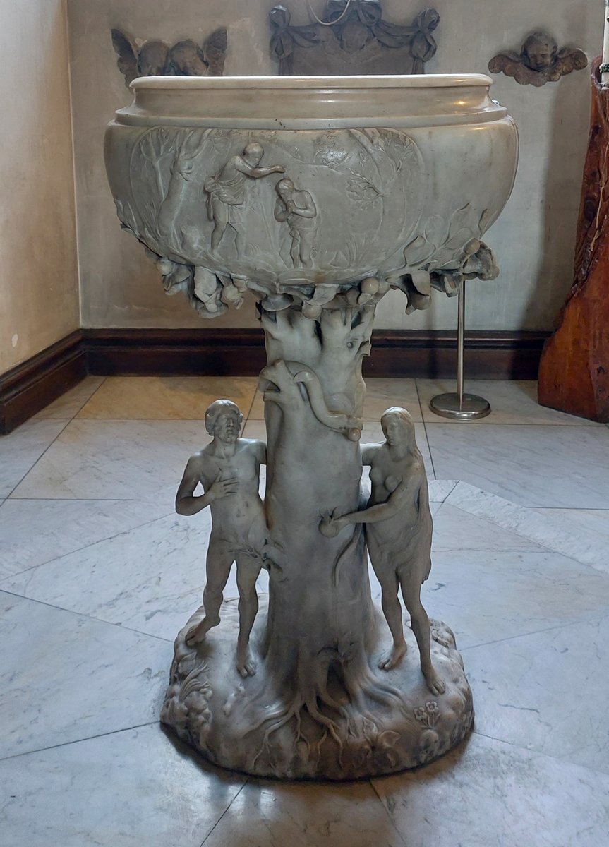 #FontsOnFriday Returned recently w visitors to St James Piccadilly, and again bewitched by the incredibly lovely Grinling Gibbons 1686 marble font. Tree of life w Adam + Eve forms base. Baptism of Christ + 2 more scenes on bowl. William Blake baptised in the font 1757.